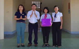 Tuyên dương học sinh lớp 8 nhặt được 30 triệu đồng trả lại cho người đánh rơi