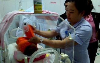 Bàn giao bé sơ sinh bị bỏ rơi tại bệnh viện cho làng trẻ SOS Hà Tĩnh