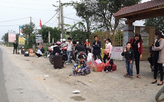 Hà Tĩnh: Vạ vật dọc quốc lộ 1A đón xe ra Bắc vào Nam sau tết