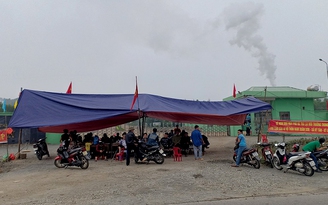 Người dân Hà Tĩnh lại chặn cổng nhà máy rác gây ô nhiễm