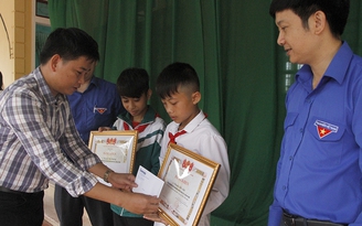 Báo Thanh Niên tặng quà 2 nam sinh cứu 2 em nhỏ đuối nước