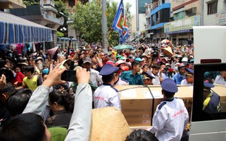 Hàng ngàn fan vây cứng linh cữu nghệ sĩ Anh Vũ ở chùa Ấn Quang