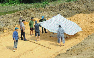 Phát hiện thi thể nam thanh niên vùi trong thùng xe chở đất