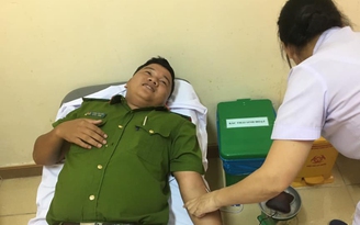 Hai cán bộ công an Hà Tĩnh hiến máu cực hiếm cứu bệnh nhân nguy kịch