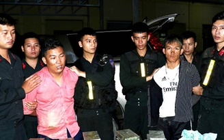 Bắt 2 nghi phạm vận chuyển 30 bánh heroin lao thẳng ô tô bán tải vào xe cảnh sát