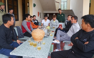 12 thuyền viên tàu hàng bị chìm được cứu sống: 'Chậm một tí chắc chúng tôi đã chết'