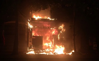 Cháy tiệm bánh sinh nhật ở Hà Tĩnh lúc rạng sáng, nhân viên thoát chết