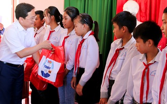 T.Ư Đoàn trao 4.800 ly sữa cho trẻ em khó khăn ở Thanh Hóa