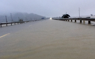 Quốc lộ 1A qua Hà Tĩnh bị ngập sâu do mưa lũ
