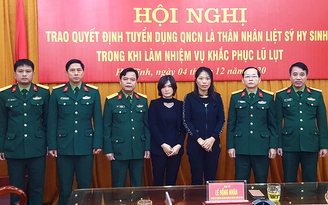 Vợ các liệt sĩ Đoàn 337 quê Hà Tĩnh được tuyển làm quân nhân chuyên nghiệp