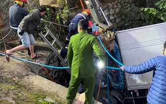 Tai nạn ở Hà Tĩnh: Cứu tài xế kẹt trong cabin xe tải dưới mương nước sâu