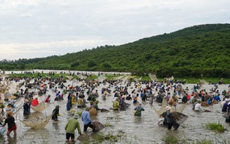 Hàng nghìn người dân đi đánh bắt cá