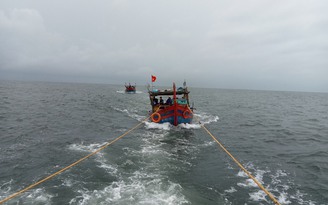 Hà Tĩnh: Đã lai dắt tàu cá chở 5 ngư dân gặp nạn vào bờ