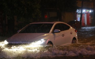 Nhiều tuyến phố ở TP.Hà Tĩnh biến ‘thành sông’ trong đêm do mưa lớn