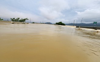 Hà Tĩnh: Quốc lộ 1 đoạn qua H.Nghi Xuân ngập sâu, nước chảy xiết