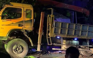 Thanh Hóa: Xe máy chở 3 va chạm trực diện xe tải, 3 người tử vong