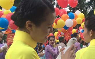 Những cô gái xinh xắn ở lễ diễu binh mừng thống nhất đất nước Những cô gái xinh xắn ở lễ diễu binh mừng thống nhất đất nước