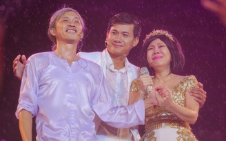 Hơn 15.000 khán giả đội mưa xem liveshow của Việt Hương