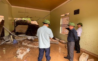 Đất lở xuyên thủng tường nhà, vùi chết 3 người ở Thái Nguyên