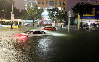 Tin tức thời tiết hôm nay 15.10.2022: Mưa lớn rầm rập trút nước xuống miền Trung