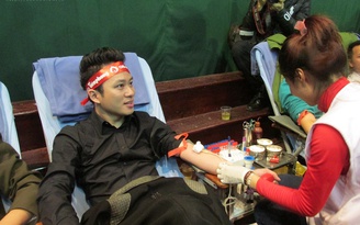 Ca sĩ Tùng Dương, hoa hậu Kỳ Duyên hiến máu trong ngày Chủ nhật đỏ