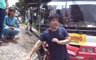 Xe Lexus chở ca sĩ Quang Lê đi sai làn đường gây tai nạn ở Sa Pa
