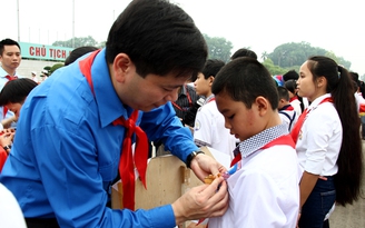 Đại biểu cháu ngoan Bác Hồ làm lễ báo công dâng Bác