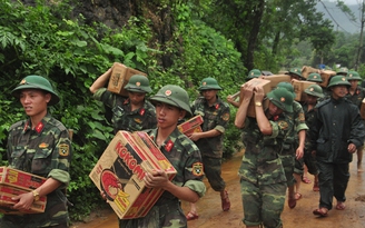 Bộ Quốc phòng xuất cấp lương khô, nhà bạt cho người dân vùng lũ Yên Bái