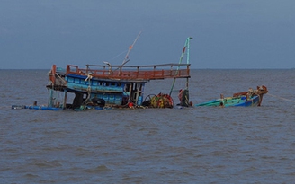 Tàu cá Quảng Nam thả trôi ở Hoàng Sa đang được lai kéo về bờ