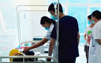 Lào Cai: Điều tra vụ 64 công nhân nhập viện cấp cứu sau bữa ăn ca chiều