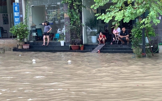 Mưa 20 mm, người dân TP.Điện Biên Phủ ngao ngán nhìn phố ngập như sông
