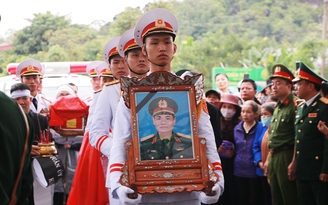 Người dân xúc động xếp hàng đón linh cữu thiếu tướng Nguyễn Hữu Hùng về quê nhà