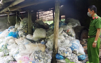 Thái Nguyên: Phát hiện ‘lò’ tái chế găng tay y tế để tuồn ra thị trường