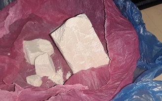 Biên phòng Lào Cai bắt nghi phạm vận chuyển khoảng 1.200 tép heroin