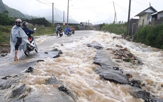 Mưa to, lũ lớn phá đường, gây sạt lở, chia cắt nhiều thôn bản ở Lai Châu