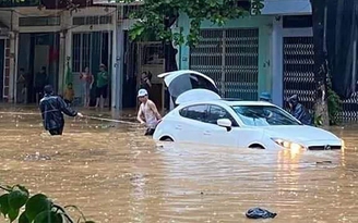 Ô tô trôi lênh bềnh trên phố sau đêm mưa lớn xối xả ở Lào Cai