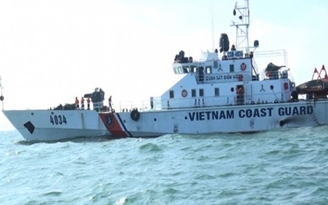 Tàu cảnh sát biển đang tìm ngư dân 23 tuổi mất tích trong sóng lớn