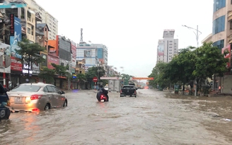 Đường phố Thái Nguyên ngập lụt sau mưa lớn