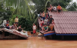 Quân y Việt Nam cứu chữa người dân bị nạn sau vỡ đập thuỷ điện ở Lào