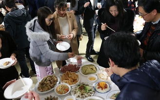 Mời bạn bè quốc tế vui Tết Việt ở Osaka