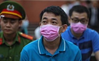 Hoãn xử vụ VN Pharma: Bị cáo Nguyễn Minh Hùng đeo khẩu trang đến tòa