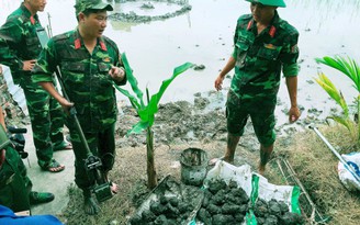 Phát hiện 31 trái đạn cối sau trường tiểu học