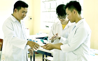 Giáo viên, học sinh tự nghiên cứu nước rửa tay sát khuẩn chống dịch Covid-19