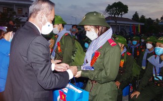 Hàng trăm thanh niên Bạc Liêu viết đơn tình nguyện nhập ngũ