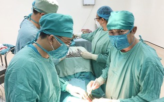 Phẫu thuật, cắt bỏ khối u vú nặng 4,7 kg