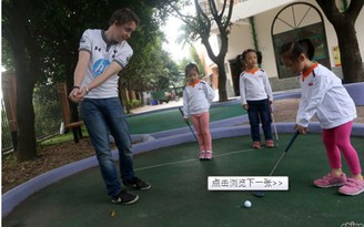 'Trường mẫu giáo quý tộc' ở Trung Quốc dạy trẻ chơi golf