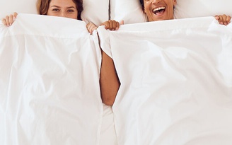 Ngày mới với tin tức sức khỏe: Vợ chồng ngủ chung hay ngủ riêng lợi hơn?