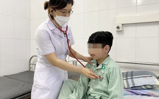 Bé trai 10 tuổi suy tuyến thượng thận vì dùng thuốc xịt mũi liên tục