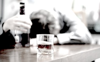 Cách nhận biết và trợ giúp nạn nhân ngộ độc rượu