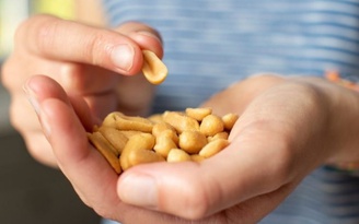 Ngày mới với tin tức sức khỏe: Tác dụng phụ khi ăn đậu phộng quá nhiều